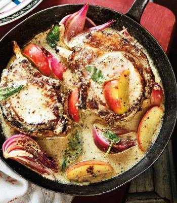 Pork chops with apples and mustard sauce