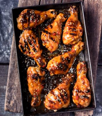 Barbecued chicken drumsticks with ginger barbecue sauce