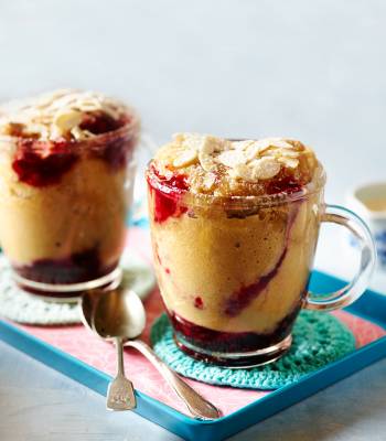 Bakewell mug cake