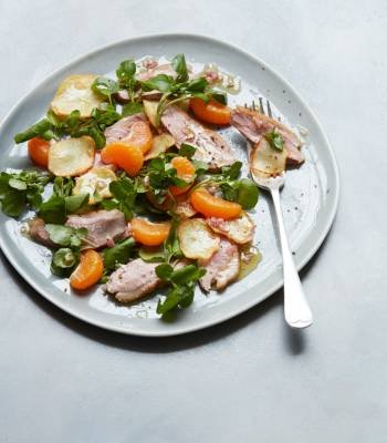Warm salad of pan-fried duck with clementines