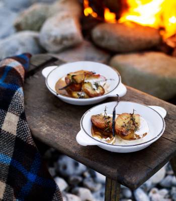 Baked apples with vanilla, butter and thyme