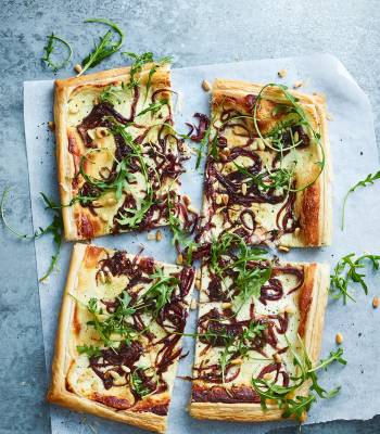 Balsamic onion, goats' cheese and rocket tart