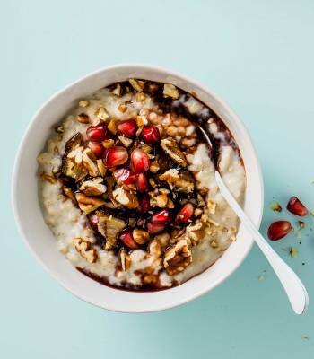 Porridge with dates and pecans