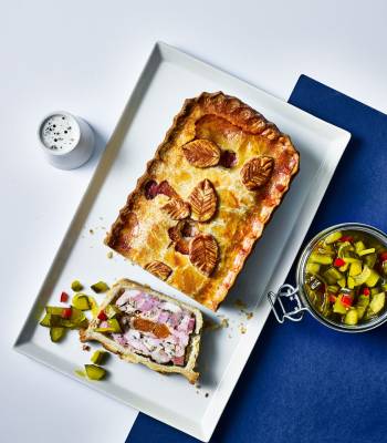 Chicken, smoked ham and apricot pie
