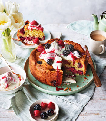 Berry bakewell cake
