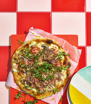 Pizza bianca with ham and mushrooms