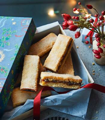 Mince pie shortbread bars