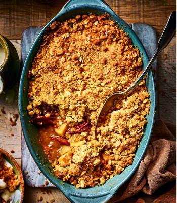 Apple and rhubarb crumble
