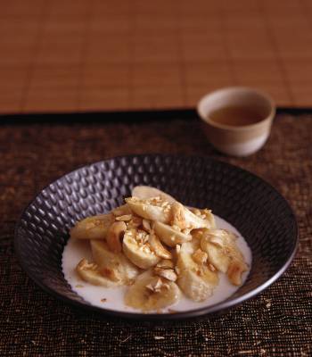 Coconut bananas with maple syrup
