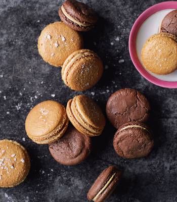 Macaroon cookies with salted caramel filling