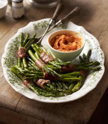 Grilled asparagus with serrano ham & romesco sauce 
