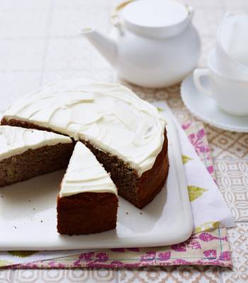Banana and almond cake with cream cheese icing