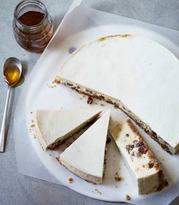 Honey, cinnamon and yogurt cheesecake