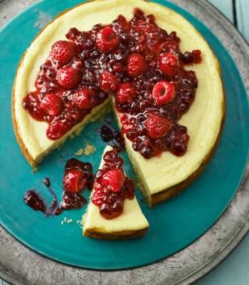 Rose-scented berry cheesecake 