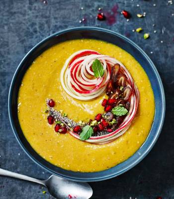 Golden turmeric smoothie bowl