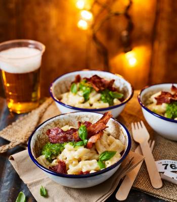 Macaroni cheese with crispy bacon and pesto