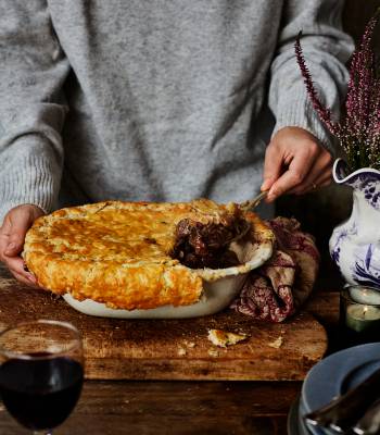 Venison and red wine pie