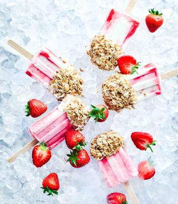 Strawberry yogurt lollies with granola