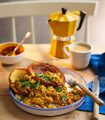 Turmeric masala scrambled eggs with buttery buns