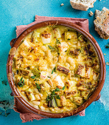 Cheesy bean and leek gratin