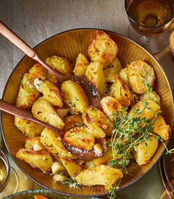 Crispy roast potatoes with thyme and garlic