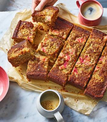 Oaty rhubarb crumble traybake