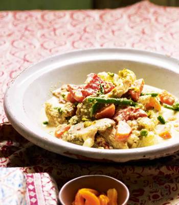 Delicate vegetable korma with cashews & apricots