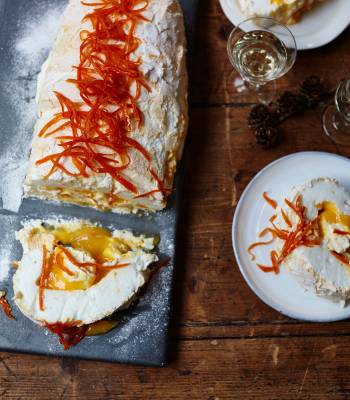 Meringue roulade with clementine curd 