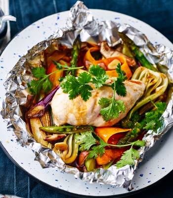 Aromatic oriental chicken parcels