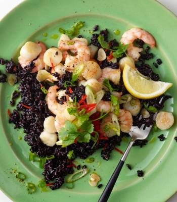 Fragrant scallops and prawns with black rice  
