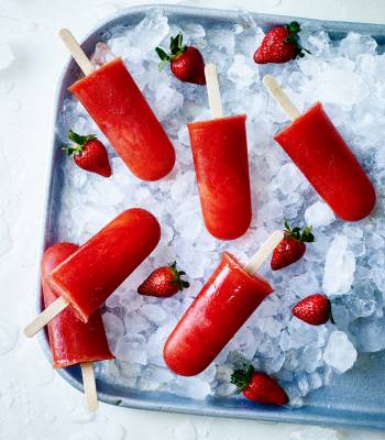 Strawberry-rosé ice lollies
