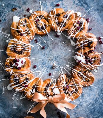 Sticky mincemeat bun wreath