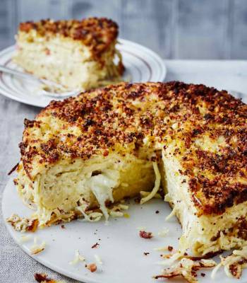 Spaghetti mac ’n’ cheese cake