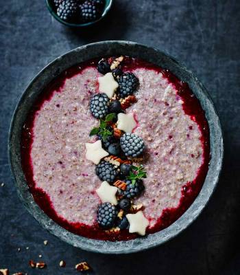 Blackberry, vanilla & cardamom quinoa porridge