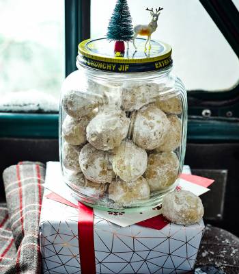 Snowball cinnamon-pecan cookies
