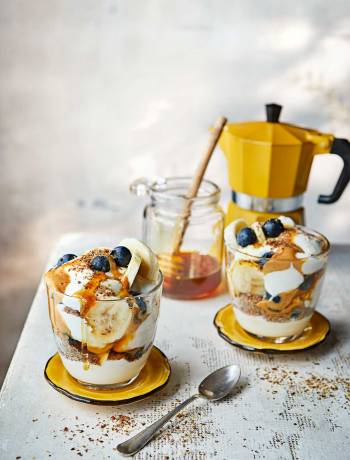 Blueberry and banana breakfast yogurt pots