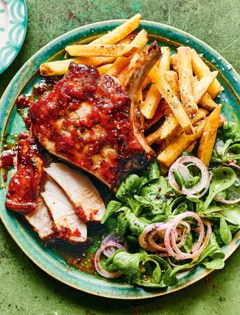 Strawberry and chilli-glazed pork chops