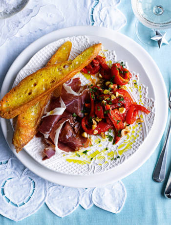 Ibérico ham with peppers, hazelnuts and parsley