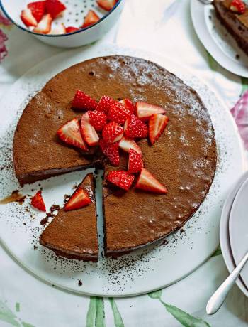 Chocolate mousse cake with strawberries 