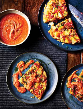 Spanish omelette with tomato sauce
