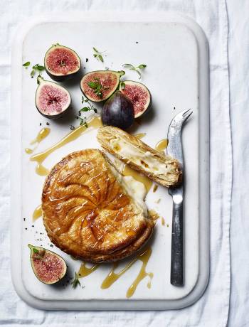 Cheese wellington with figs and honey