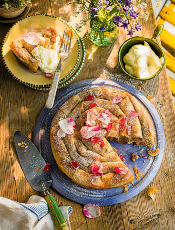 Almond and strawberry m'hencha  