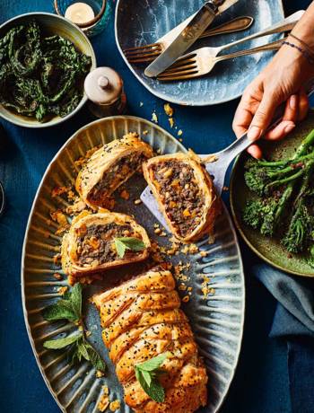 Spiced lamb and apricot plaited pie