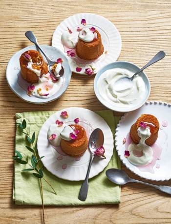 Carrot cakes with rose syrup and Greek yogurt