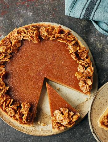 Gypsy tart with bay leaves and cereal crumble
