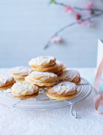 Viennese whirls with vanilla bean buttercream