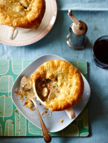 Smoky chicken and mushroom hot pot pie
