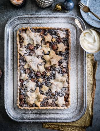 Mince pie shortbread tart with vanilla cream