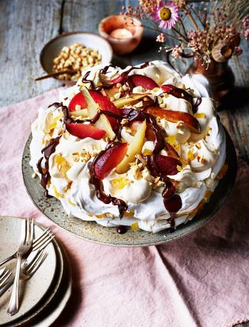 Roasted fruit meringue with ginger and chocolate