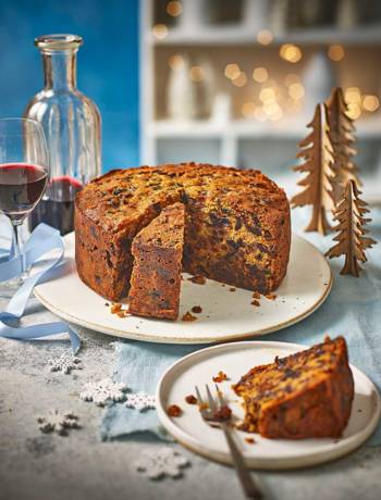 Cherry and amaretto Christmas cake 